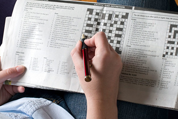 填字遊戲、數獨（soduku）、瑣事測驗（trivia quizzes），甚至學習新技能或語言都可以讓鍛鍊大腦，減緩記憶力的衰退。（Shutterstock）