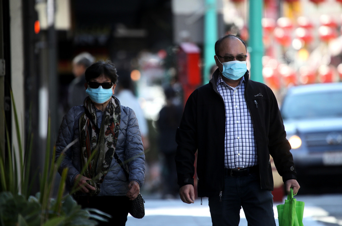 受到中共病毒（俗稱武漢病毒、新冠病毒）疫情的衝擊，三藩市中國城的生意大不如前，行人也都戴著口罩。（Justin Sullivan/Getty Images）