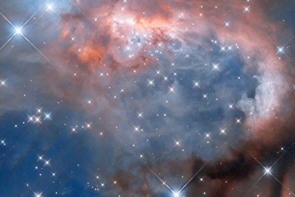 NASA拍到年輕恆星正在改造RCW 7星雲