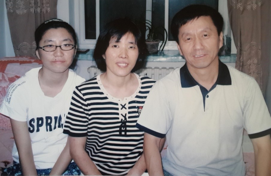 張鴻玉（左）與父親張明（右）、母親修金秋（中）在一起。其母被迫害離世，其父於2022年8月10日再遭綁架關押。（明慧網）