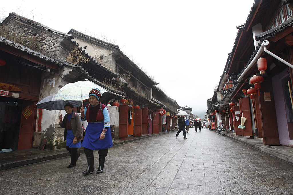 2008年10月31日，雲南省大理市的當地居民行走在一條古老街道上。（China Photos/Getty Images）