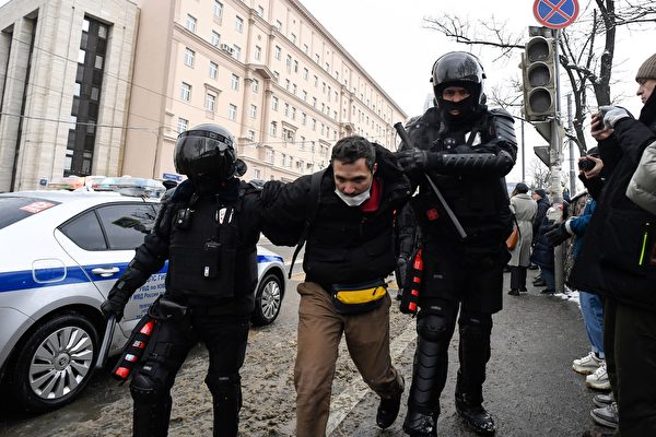 2021年1月31日，俄羅斯莫斯科，反對派領袖阿列克謝‧納瓦爾尼（Alexei Navalny）先前遭到政府拘捕，引發民眾上街示威，防暴警察逮捕一名抗議者。（ALEXANDER NEMENOV/AFP via Getty Images）