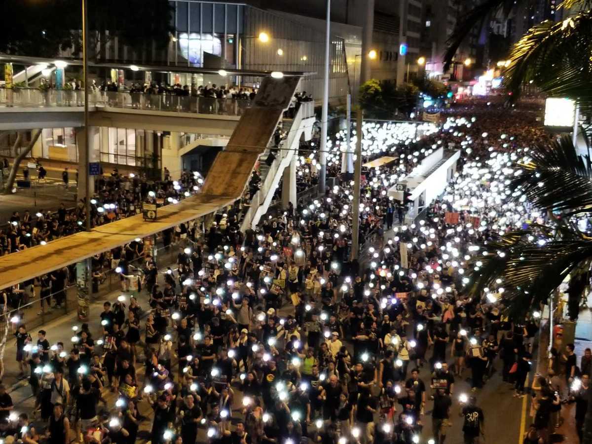 2019年7月1日，香港七一大遊行，民眾打開手機燈光鼓舞士氣。（宋碧龍／大紀元）
