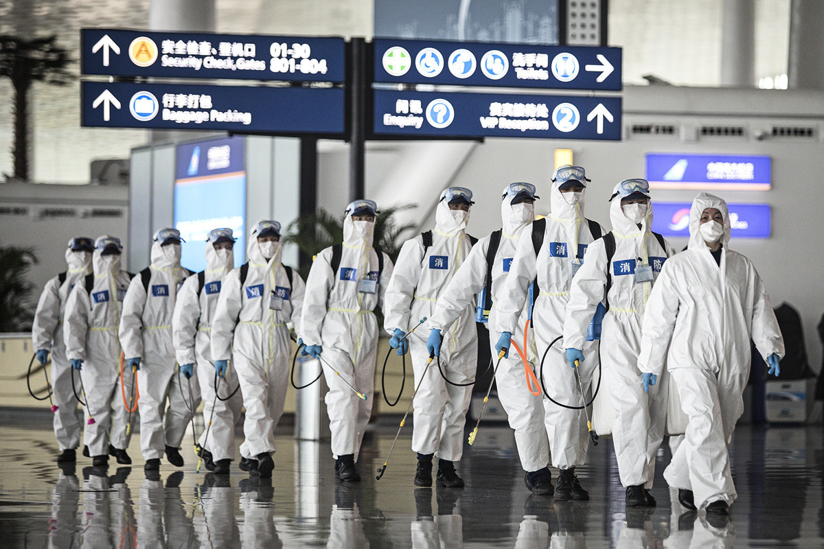 2020年4月3日武漢天河國際機場，消防員準備消毒。（Getty Images）