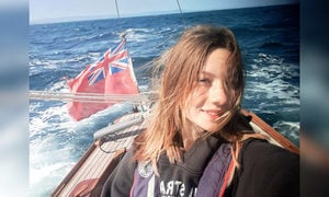 14歲女孩獨駕帆船環航英國 創最年輕紀錄