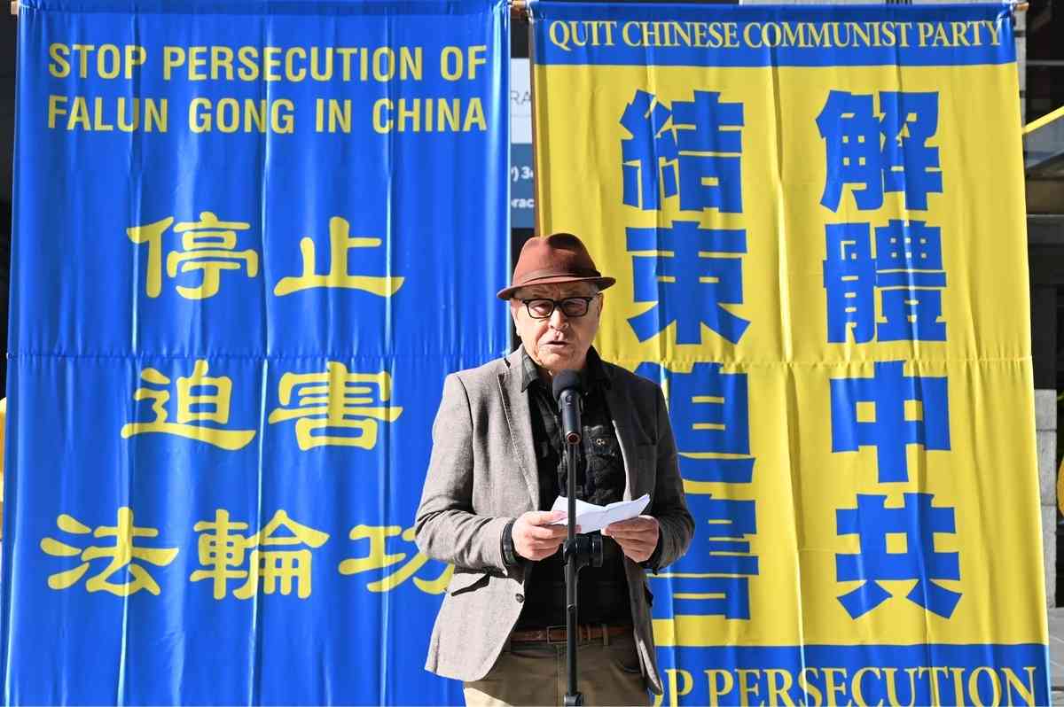 2025年7月19日,紐西蘭部份法輪功學員齊聚奧克蘭市中心伊利沙伯廣場,舉行反迫害26周年集會,並在皇后街進行了聲勢浩大的「解體中共、結束迫害」的遊行活動。圖為前威靈頓市議員Tony Brunt先生在集會活動中發言。(趙凱/大紀元)