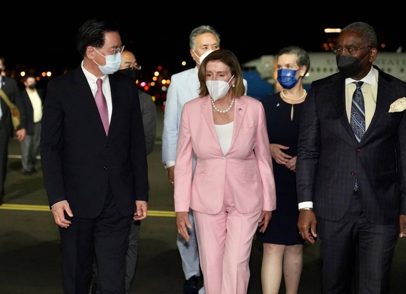2022年8月2日晚間，美國眾議院議長佩洛西（Nancy Pelosi）率團抵台訪問，圖為中華民國外交部長吳釗燮代表政府迎接佩洛西（Nancy Pelosi）議長。（中華民國外交部提供）