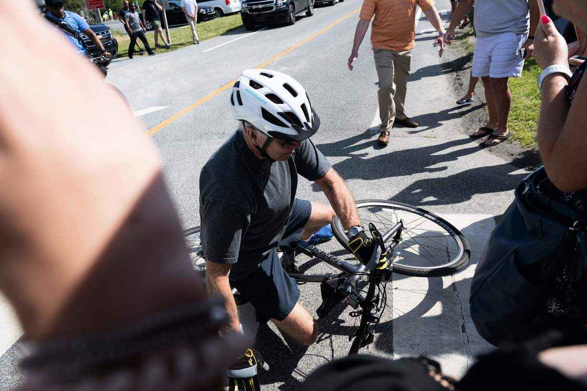 2022年6月18日，美國總統拜登在特拉華州某州立公園騎車，不慎從單車上摔倒，但沒有受傷。（Saul Loeb/AFP via Getty Images）