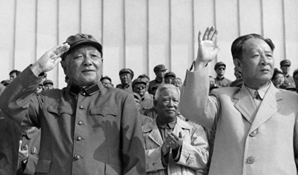 1981年9月1日，鄧小平（左）和胡耀邦（右）在一起。（AFP via Getty Images）