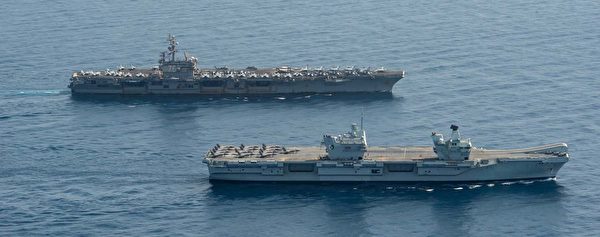 7月13日,英國海軍的伊利沙伯女王號(HMS Queen Elizabeth,近處)航母與美軍的列根號航母(CVN-76)在亞丁灣共同演練。英國航母上的兩個獨立艦島清晰可見。(美國海軍)(Mass Communication Specialist Seaman Gray Gibson)