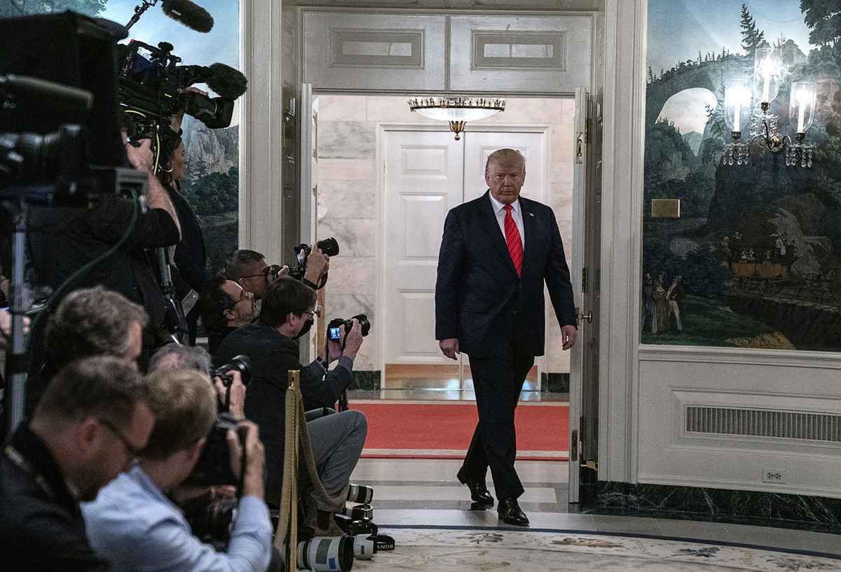 2019年10月27日,美國總統特朗普走進白宮外交接待室發表聲明。特朗普總統宣佈伊斯蘭國領導人巴格達迪在美軍於敘利亞西北部的一次軍事行動中被擊斃。(Tasos Katopodis/Getty Images)