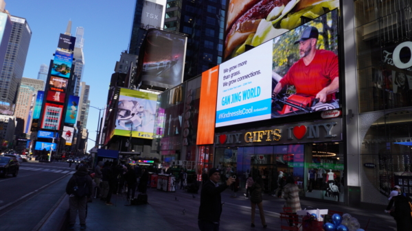 2024年11月13日,乾淨世界(Gan Jing World)在紐約「時代廣場」推出新一輪的「善良很酷」(Kindness is Cool)影片大賽推廣活動。「I Want To Mow Your Lawn」的創始人Brian Schwartz本屆「善良大使」推廣影片,登上時代廣場巨幅電子廣告牌。(于麗麗/大紀元)