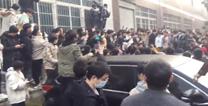 2023年1月7日，重慶大渡口中元匯吉藥廠因大裁員，引發大規模示威和暴力衝突。（影片截圖）
