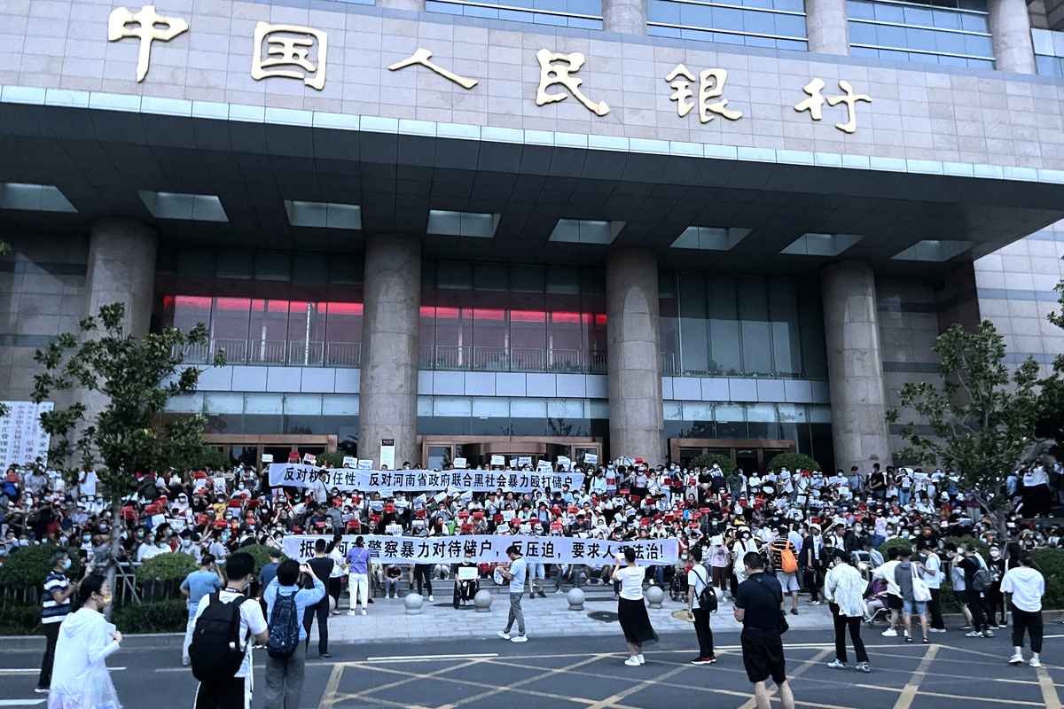 2022年7月10日，大批民眾從清晨就聚集在中國人行鄭州支行前抗議。 （Handout/Courtesy Of An Anonymous Source/ AFP）