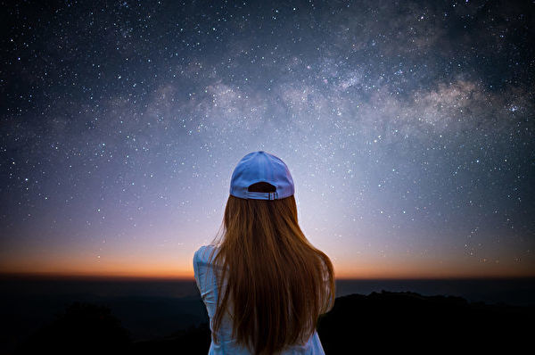 「獅子之心」與火星罕見同框 如璀璨紅藍寶石