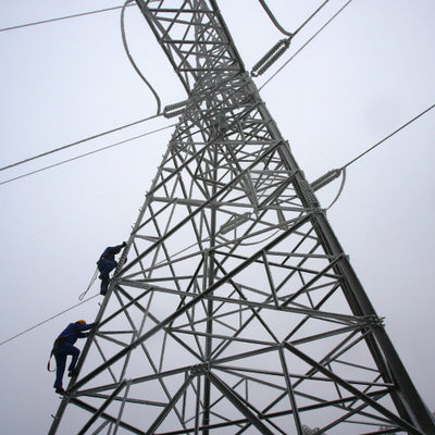 中國十餘省遭遇缺電危機，而湖南的缺電情況尤其嚴重。圖為，一架在山上的高壓電傳輸塔。（China Photos/Getty Images）