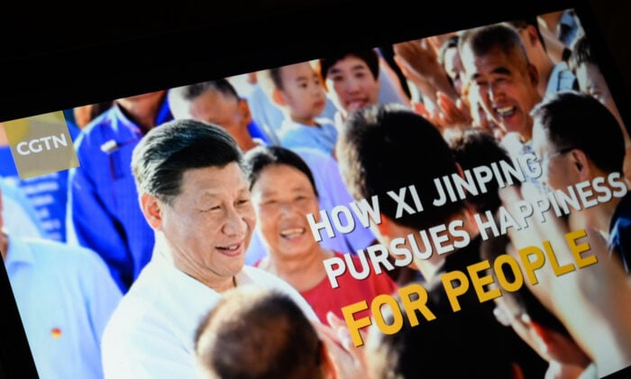 2021年2月4日，中國國際電視台（CGTN，中文別稱：中國環球電視網）製作的名為「習近平如何為人民謀幸福」（How Xi Jinping Pursues Happiness For People）的節目在英國倫敦播出。（Leon Neal/Getty Images）