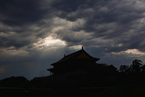 烏雲籠罩北京天安門。（Lintao Zhang/Getty Images）