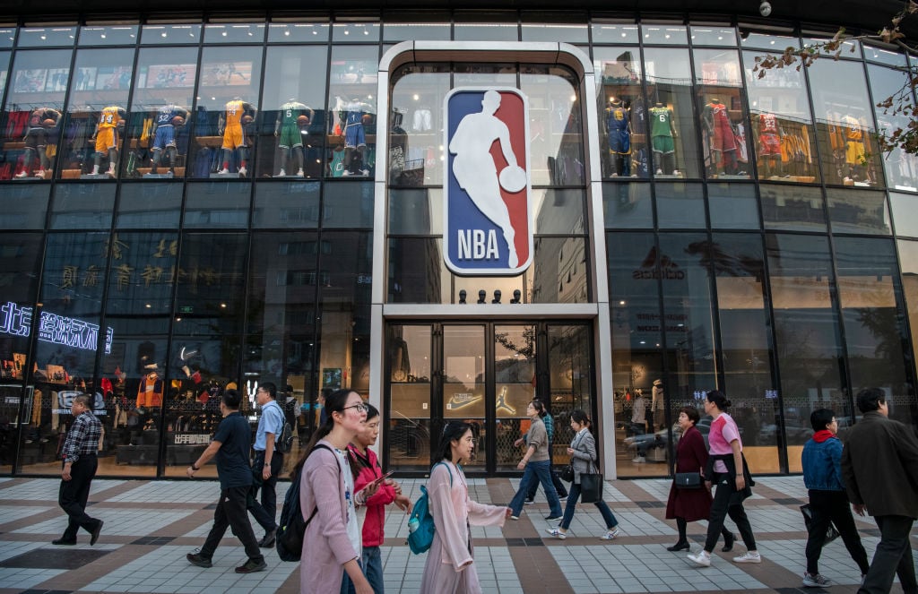 莫雷一條簡短的推文，引發意想不到的「戰火」。圖：2019年10月9日，中國北京，人們走過 NBA 旗艦店。（Kevin Frayer/Getty Images）