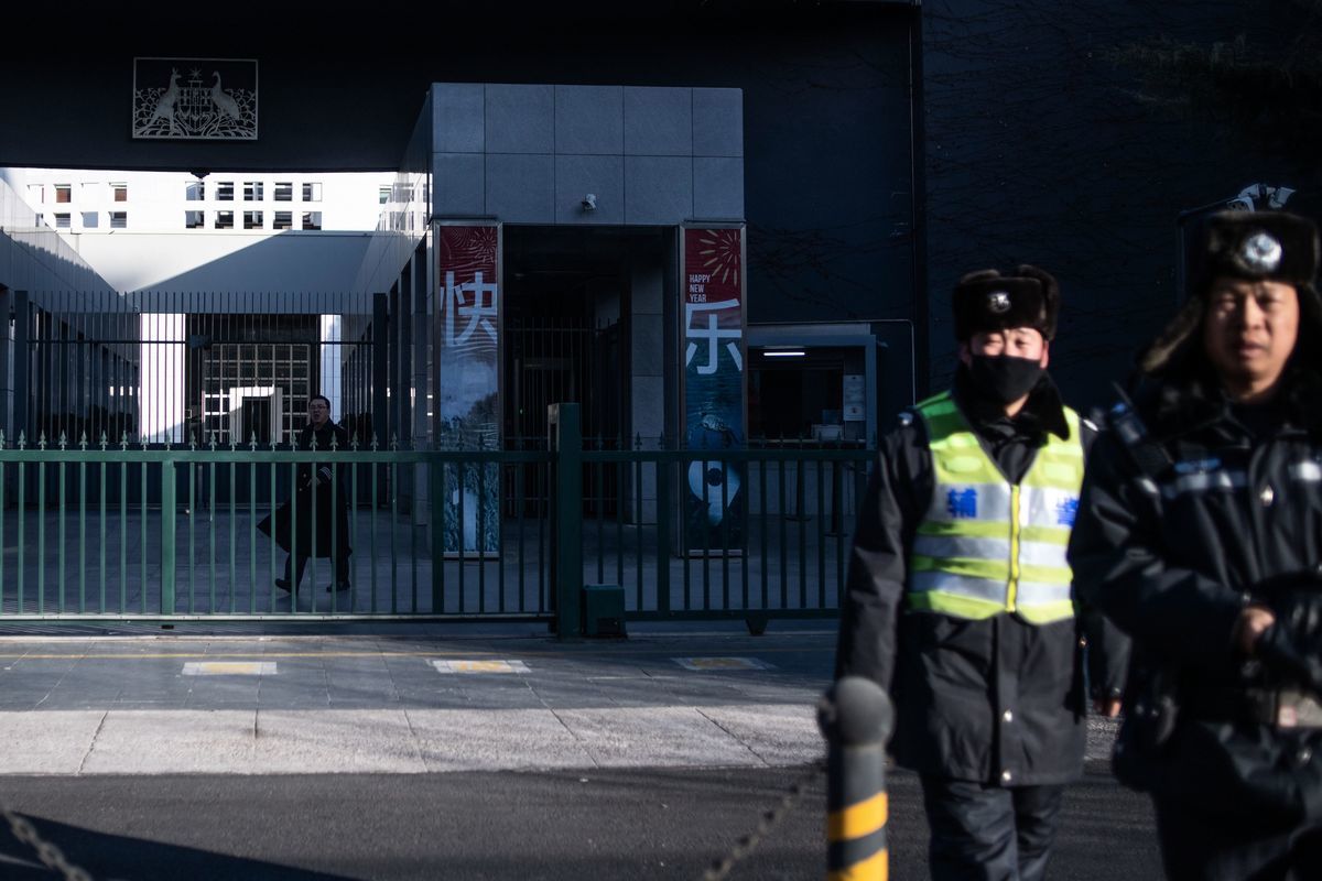 圖為中國警察於2019年1月25日在澳洲駐北京大使館外巡邏。（圖片：FRED DUFOUR / AFP/Getty Images）