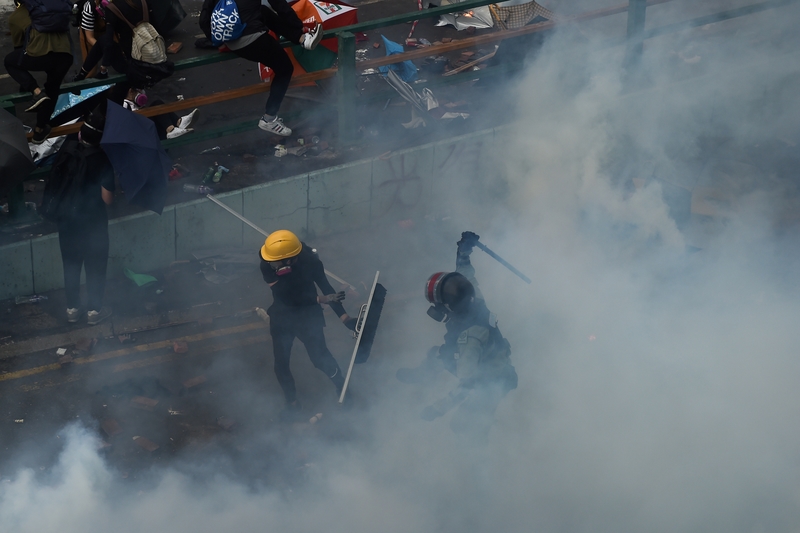 2019年11月18日，被圍困在香港理工大學裏的抗議者嘗試突圍，但警方狂發催淚彈，並抓捕抗議者。（YE AUNG THU/AFP via Getty Images）