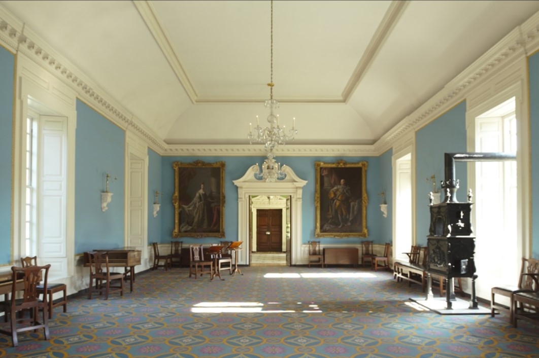 這張照片是宴會廳,1750年和宵夜室(the supper room)(位於門後方)一起增建完成,作為總督府的招待處。音樂家演奏鋼琴和大鍵琴(harpsichord)替聚會帶來歡樂。右邊的「暖爐器」讓室內保持溫暖。整體色調的靈感來自英國王室。穿過巴洛克風格、有三角楣飾的門後,即為宵夜室。(J.H. Smith/Cartio提供)