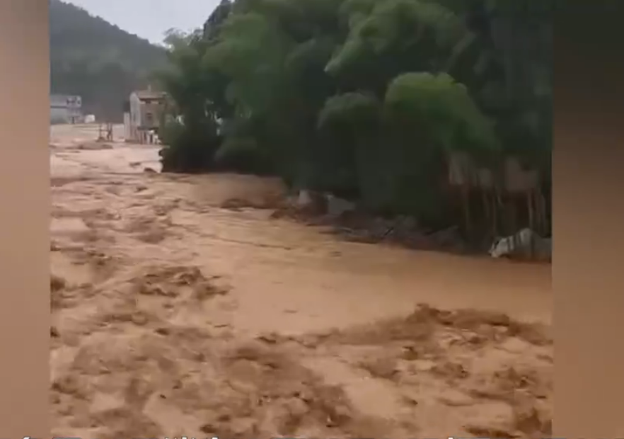 江西上饒煌固鎮山洪暴發 畫面驚險