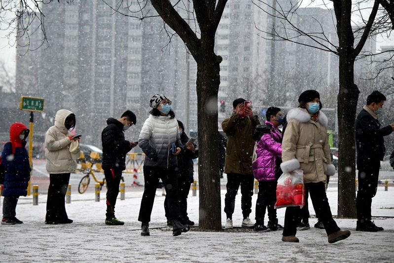 2022年1月20日，北京民眾排隊等候核酸檢測。（Noel Celis/AFP via Getty Images）
