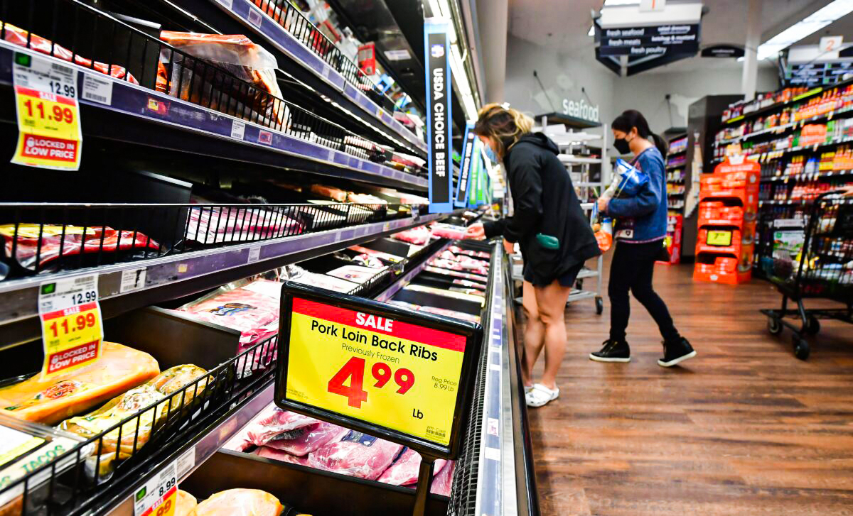 2022年4月22日，南加州蒙特利公園市一家食品超市。（Frederic J. Brown/AFP via Getty Images）