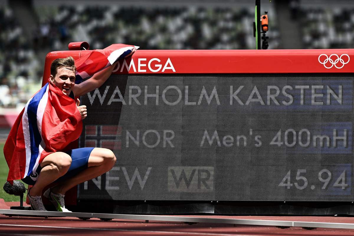 在東京奧運田徑賽場，挪威名將沃爾霍姆（Karsten Warholm）以45秒94，打破了自己保持的400米跨欄世界紀錄。（JEWEL SAMAD/AFP via Getty Images）