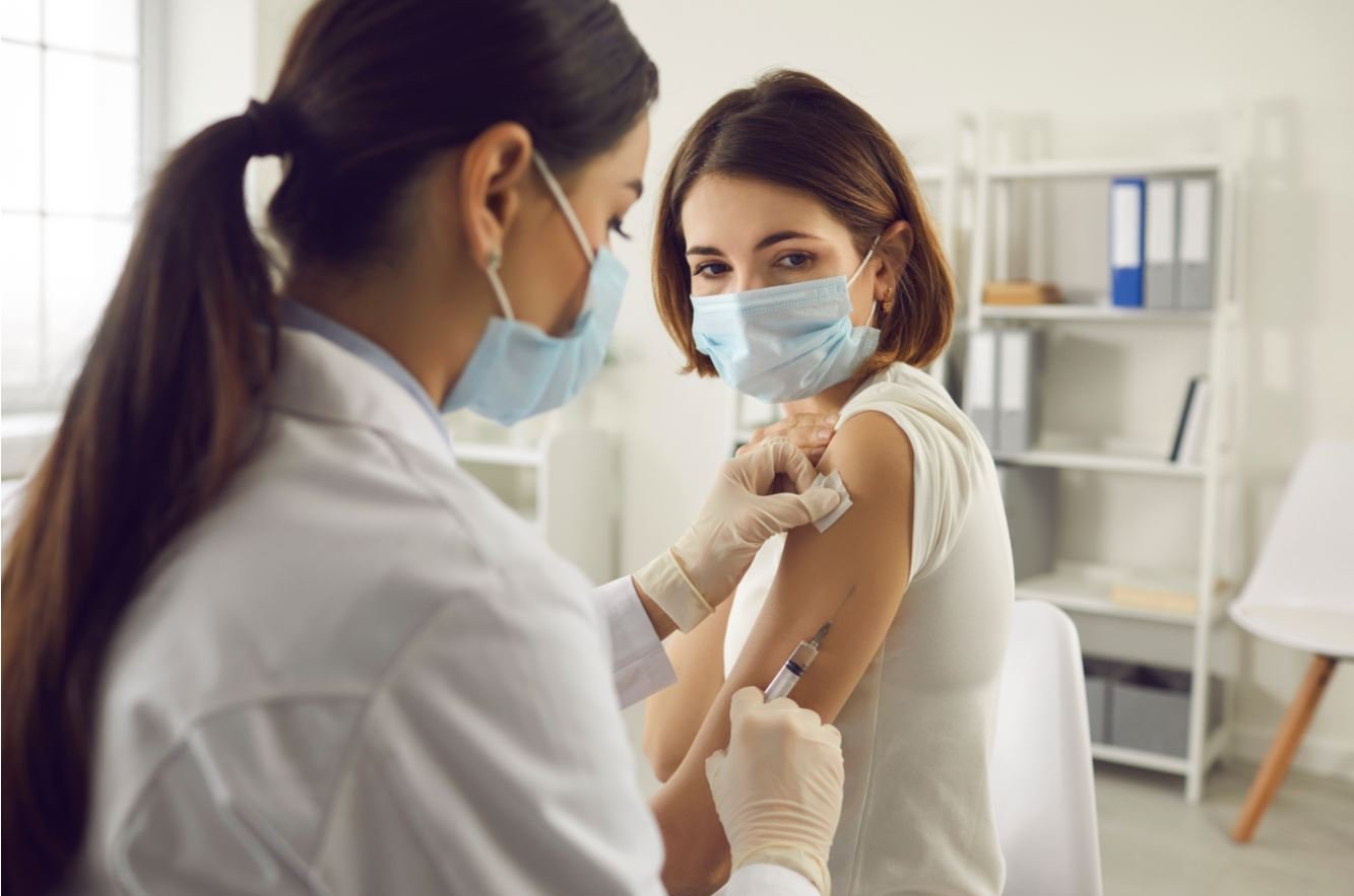 隨著接種疫苗的人越來越多，中共病毒突破性病例也越來越多。（Shutterstock）