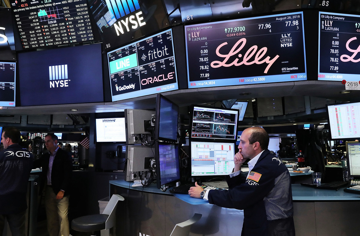 美股周二（8月23日）小幅收跌，三大股指已連續第三個交易日下跌。投資者擔心加息。（Spencer Platt/Getty Images）