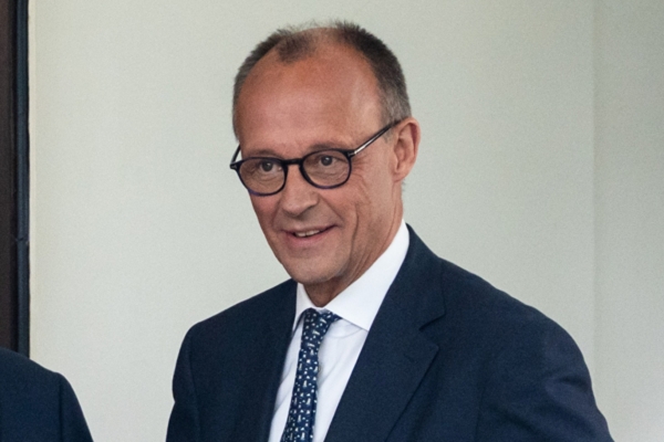 德國總理：預計伊朗現政權將很快終結