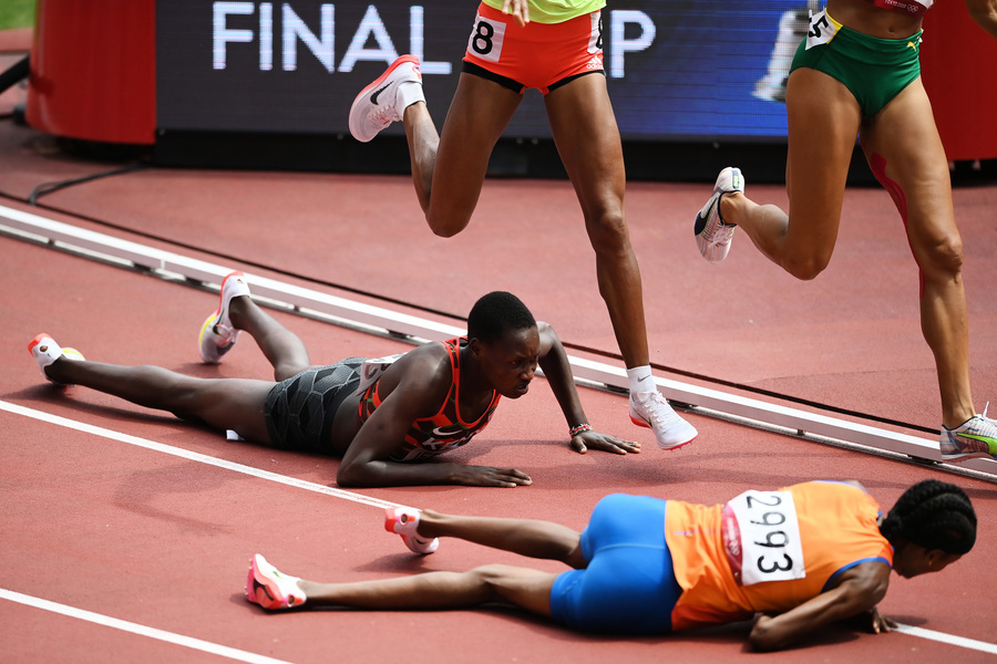 東奧8.2｜荷蘭女將比賽中跌倒 起身暴衝加速追成第一