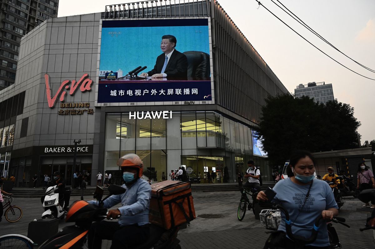 2021年7月7日，在北京一家購物中心外的大屏幕上播出中共國家主席習近平的新聞報道。（JADE GAO/AFP via Getty Images）