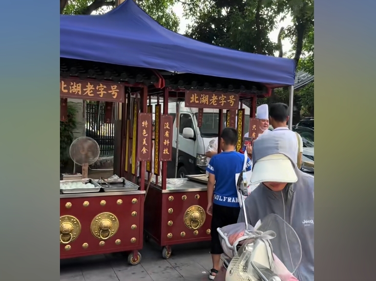 星級酒店地鐵站擺攤 分析：中國經濟衰退縮影