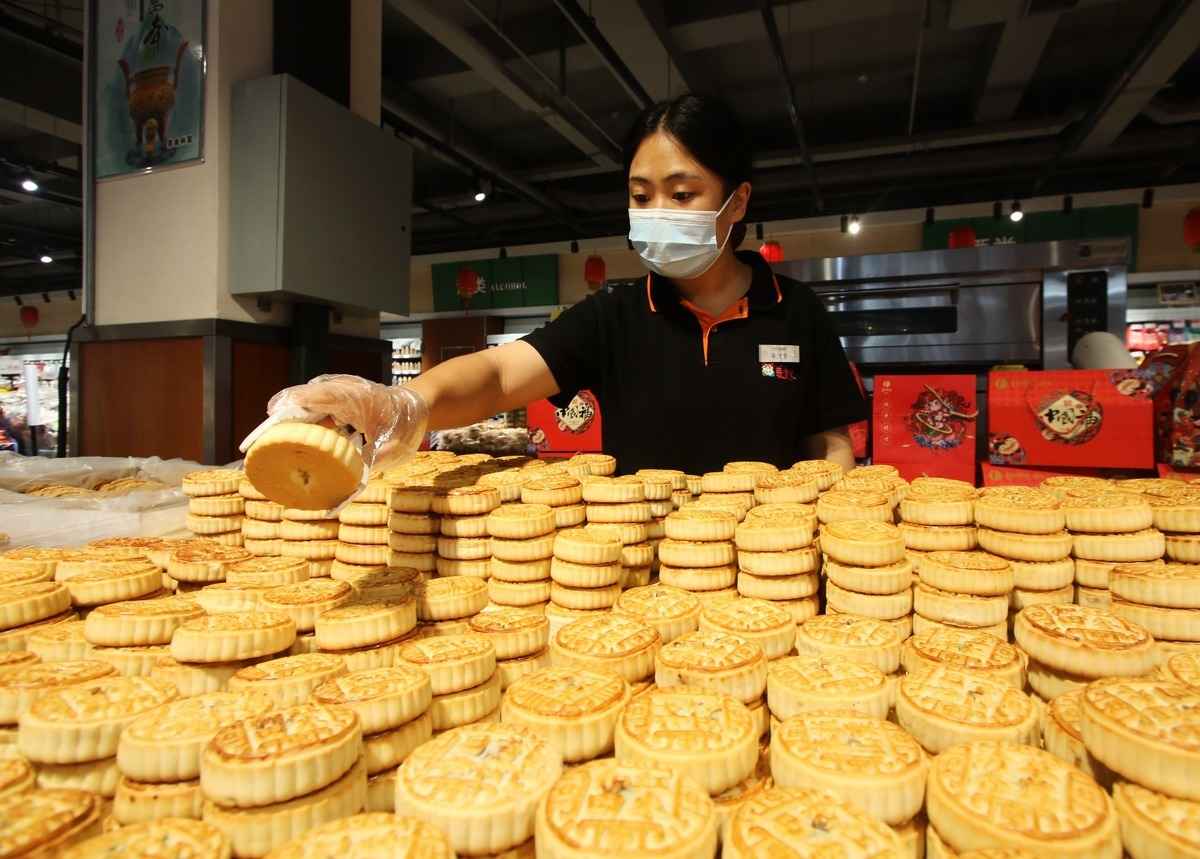 2023年9月5日，河北邯鄲市的一家超市的月餅售賣點。（VCG/VCG via Getty Images）