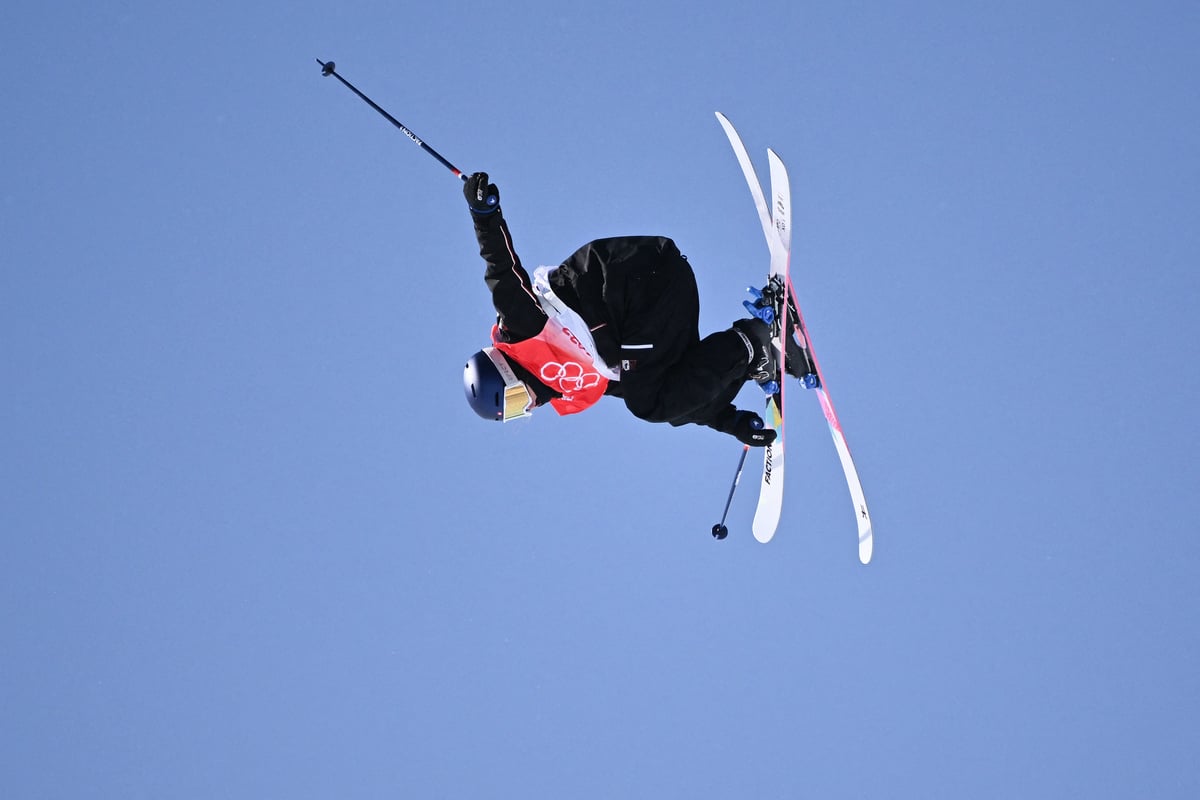2022年2月15日，在2022冬奧會自由式滑雪女子坡面障礙技巧決賽中，瑞士好手格雷莫德以86.56分的成績，領先代表中國出場的谷愛凌0.33分，奪得冠軍。圖為格雷莫德比賽中的瞬間。（Marco Bertorello/AFP via Getty Images）