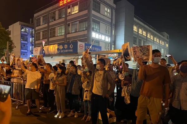 廣州一汽車廠離小區太近 遭千名業主集體抗議