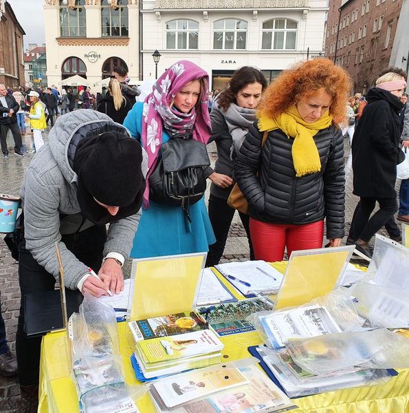 組圖：多國遊客在波蘭名城簽名舉報江澤民