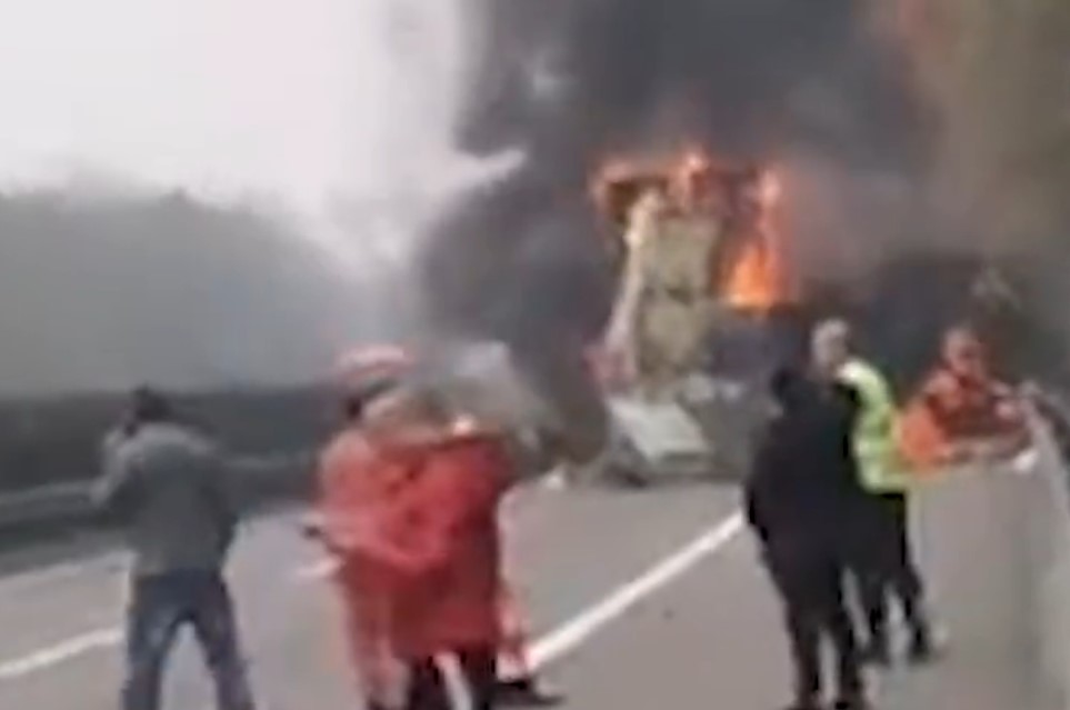 日前，在安徽境內一輛快遞貨車被後方一輛貨車追尾後發生大火。（影片截圖）