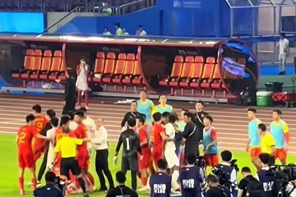 2023年9月27日，在杭州亞運會男足比賽首輪淘汰賽上，中國男足與卡塔爾隊爆發衝突。（影片截圖）
