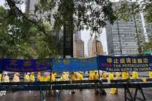 法輪功學員聯合國前冒雨抗議中共 市民稱讚