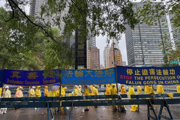 法輪功學員聯合國前冒雨抗議中共 市民稱讚