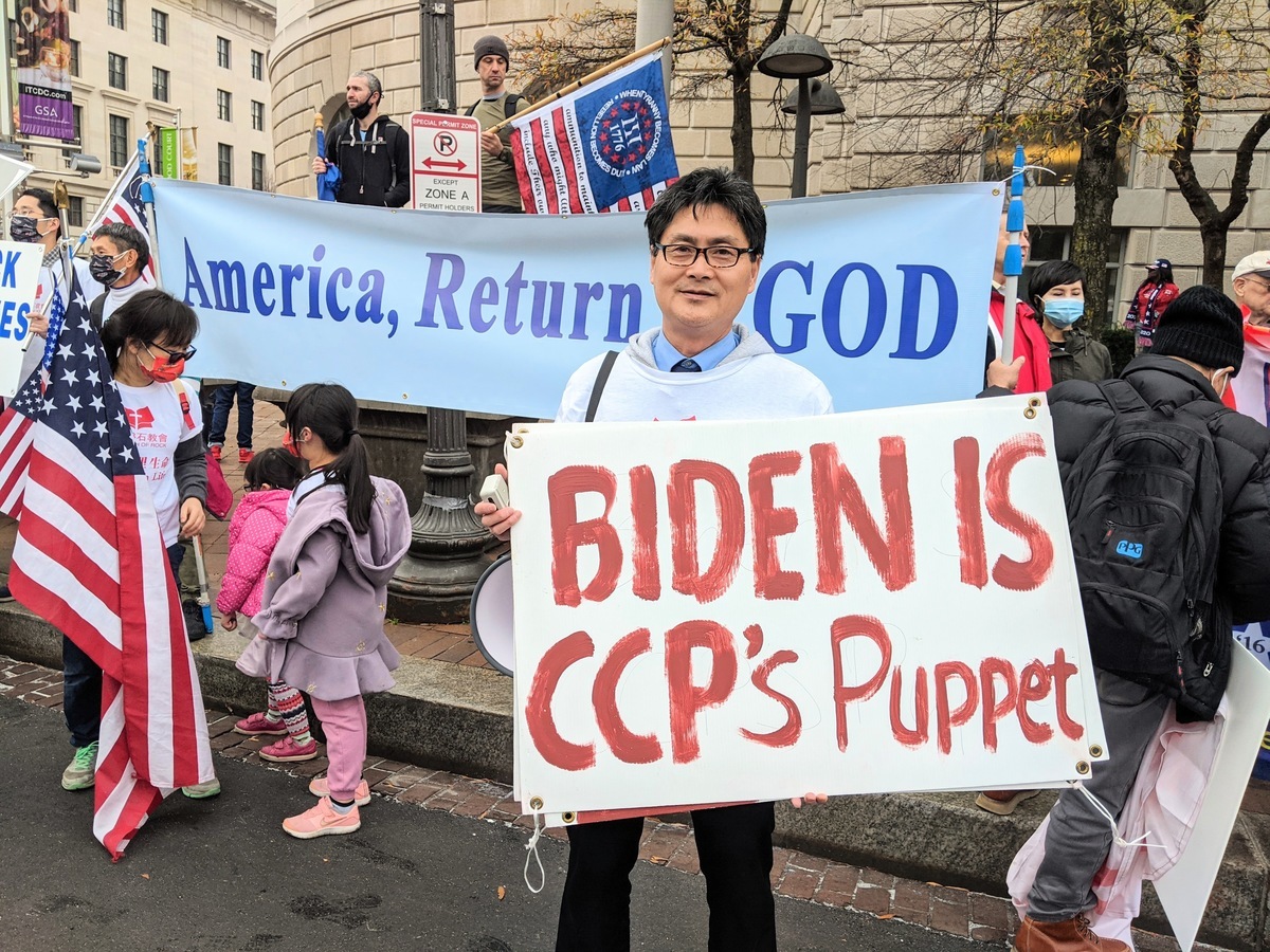 紐約法拉盛磐石教會負責人邵俊參加12月12日在華盛頓DC的支持特朗普集會遊行。（黃小堂／大紀元）