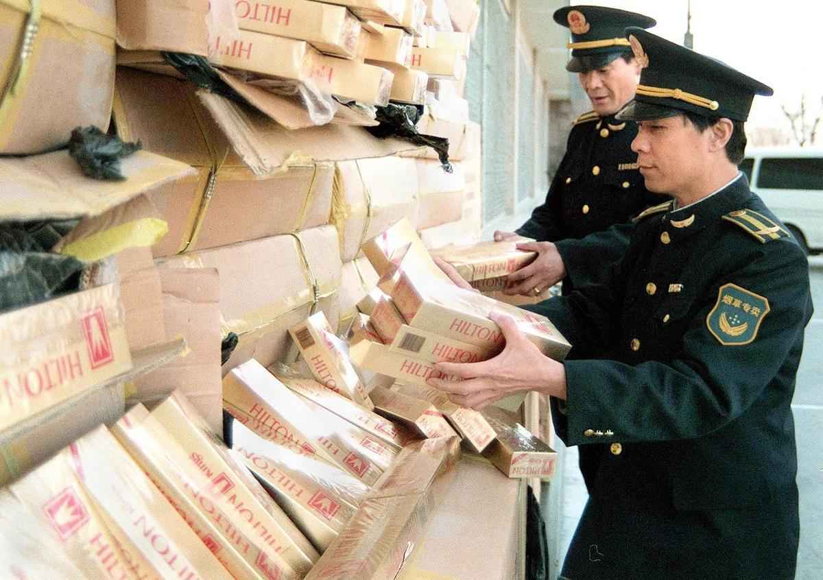 陝西省韓城市國資委大樓此前曾被一名竊賊「光顧」,並在一名官員的辦公室內竊得26條名貴香煙。示意圖,圖為2001年3月31日執法人員在北京展示查獲的假冒名牌捲煙。(AFP via Getty Images)