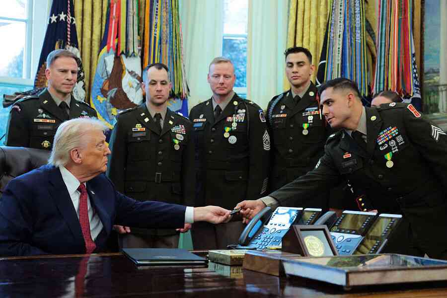 特朗普頒發邊防勛章 表彰南部邊境駐守軍人