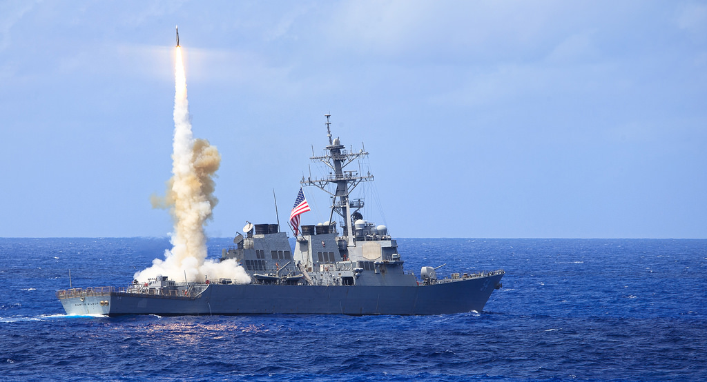 2014年3月22日，美軍伯克級驅逐艦威爾伯號（DDG 54）在關島附近水域的演習中發射了標準二型導彈（SM-2）。（美國海軍）