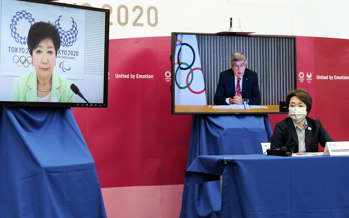 2021年4月28日，日本東京，國際奧委會主席巴赫（Thomas Bach，右屏幕）參加視像會議。（Franck Robichon - Pool/Getty Images）