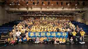 多倫多法輪功學員恭祝李洪志師父過年好